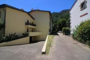 un edificio con una escalera en el lateral de una calle en Gerês ZEN by Gerês Casas, en Gerez