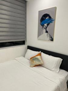 En eller flere senge i et værelse på Hue Oi Homestay - Spacious 2-Bedroom Apartment with Balcony and Pool