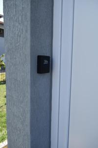 eine Blackbox an der Seite eines Gebäudes in der Unterkunft Casa Elia AXD in Alexandroupoli