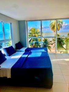 una camera da letto con un letto con vista sull'oceano di Melhor vista de João Pessoa 301 a João Pessoa
