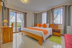 a bedroom with a large bed with orange pillows at El Descanso del Guia in Puerto Ayora +57 photos
