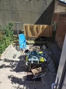 un patio con tavolo, 2 sedie e tavolo di Appartement avec terrasse 100m plage a Berck-sur-Mer
