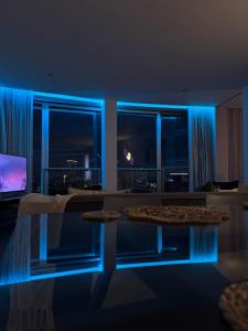 sala de estar con sofá y TV con luces azules en Luxurious Rotunda City View Apartment in Birmingham City Centre, en Birmingham