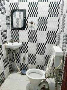 une salle de bain avec toilettes et lavabo dans l'établissement Hotel arvind, à Varanasi