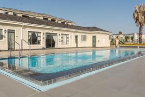 Πισίνα στο ή κοντά στο Gem in Fourways , Modern 2-Bed Apartment