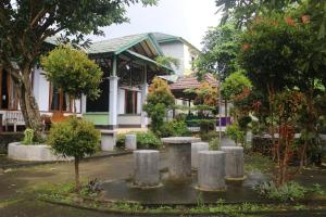 a house with a garden in front of it at Famoris Cottages in Tetebatu