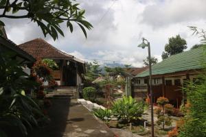 a house with a green roof and a street light at Famoris Cottages in Tetebatu