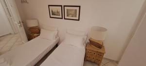 two beds in a small room with two lamps at Linnéa Roma Centro Camera A in Rome