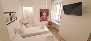 a living room with a white couch and a tv at Linnéa Roma Centro Camera A in Rome