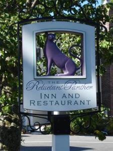 Znak z kotem siedzącym na nim w obiekcie Reluctant Panther Inn & Restaurant w mieście Manchester