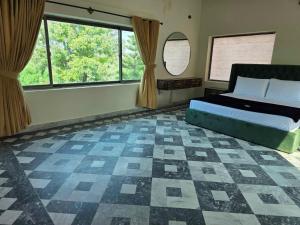 une chambre avec un lit et une grande fenêtre dans l'établissement The Bedouin Home - F10, à Islamabad 3 autres photos
