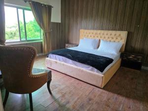 une chambre avec un lit, une chaise et une fenêtre dans l'établissement The Bedouin Home - F10, à Islamabad