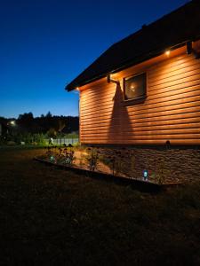 een gebouw met een stel fietsen ernaast geparkeerd bij Winnica Zatorska in Olszyny
