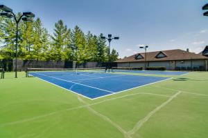 a tennis court with at Renovated Resort Condo, 2 Mi to Silver Dollar City in Reeds Spring