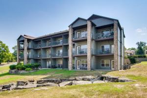 an apartment building with a lawn in front of it at Renovated Resort Condo, 2 Mi to Silver Dollar City in Reeds Spring