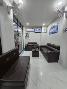 ein Wohnzimmer mit 2 Ledersofas und einem TV in der Unterkunft Hotel Royal Mithila Private Limited in Janakpur + 25 Fotos