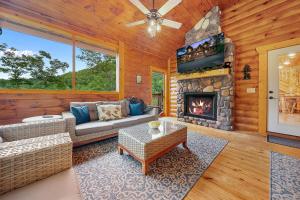 Χώρος καθιστικού στο Paws in the Pool by American Patriot Getaways