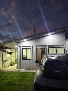 a car parked in front of a house at night at Alojamiento Tranquilo Occidente in San Ramón