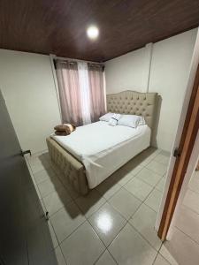 Un dormitorio con una cama grande en una habitación. en Alojamiento Tranquilo Occidente, en San Ramón 6 fotos más