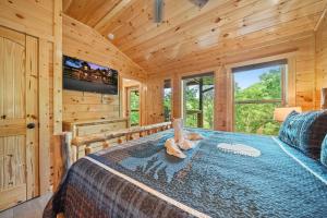 Ένα ή περισσότερα κρεβάτια σε δωμάτιο στο Paws in the Pool by American Patriot Getaways +95 φωτογραφίες