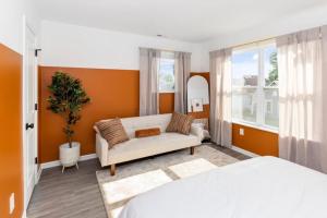 Katil atau katil-katil dalam bilik di 2 Homes in 1 2 SPAs Sleeps 16 Near Downtown +30 gambar