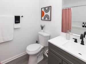 Bilik mandi di 2 Homes in 1 2 SPAs Sleeps 16 Near Downtown