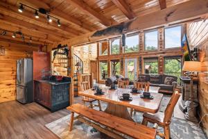 a dining room with a table and chairs in a cabin at Peaceful Feeling by American Patriot Getaways in Seaton Spring