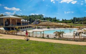 Bazén v ubytování Camping Aubigny-Les Clouzeaux nebo v jeho okolí