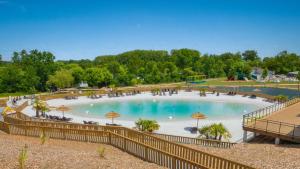 Bazén v ubytování Camping Aubigny-Les Clouzeaux nebo v jeho okolí + 14 fotografií