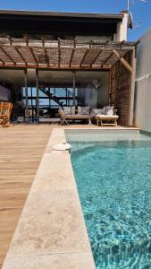 una casa con piscina di fronte a una casa di La sentinelle du cap Bear a Port-Vendres