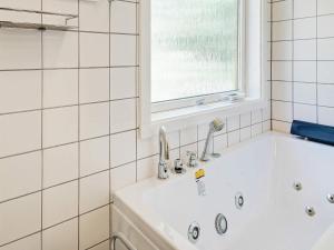 Et badeværelse på Secluded Beach Retreat - By Traum Ferienwohnungen