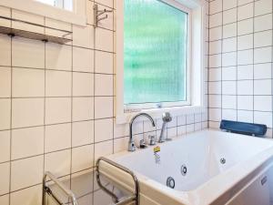 Et badeværelse på Secluded Beach Retreat - By Traum Ferienwohnungen