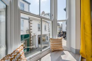Habitación con 2 sillas y ventana grande. en 2 Bed in St. Ives oc-e28156, en St Ives