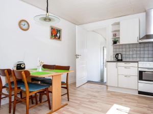 Toftlundにある4 person holiday home in Toftlundのテーブルと椅子のあるキッチンとダイニングルーム +25枚の写真