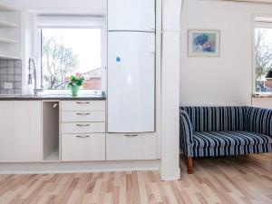 Toftlundにある4 person holiday home in Toftlundのキッチン(冷蔵庫、椅子付)