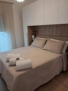 トッレ・ア・マーレにあるDeliziosa Homeの大きなベッドとタオル2枚のある寝室