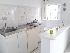 Kuchyň nebo kuchyňský kout v ubytování Paros Rooms Dora