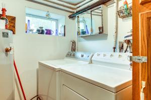 Bilik mandi di Hike and Fish Delaware River Cabin with Views +24 gambar