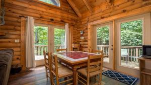 ein Esszimmer mit einer Tischtennisplatte in der Unterkunft Sierras Mountain Retreat by American Patriot Getaways in Line Spring