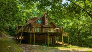 eine Hütte im Wald mit einem Hund auf der Terrasse in der Unterkunft Sierras Mountain Retreat by American Patriot Getaways in Line Spring