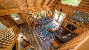 einen Blick über ein Wohnzimmer in einem Blockhaus in der Unterkunft Sierras Mountain Retreat by American Patriot Getaways in Line Spring