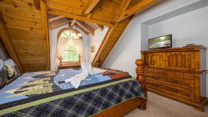 ein Schlafzimmer mit einem Bett und einer Kommode in einem Zimmer in der Unterkunft Sierras Mountain Retreat by American Patriot Getaways in Line Spring
