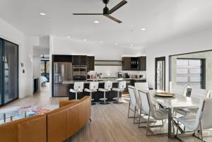 Kuchyň nebo kuchyňský kout v ubytování Sedona Shangri-La Estate 5BR Spa Sauna Views