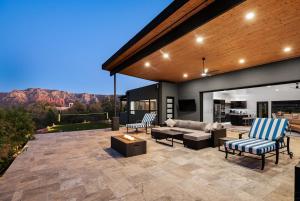 Nespecifikovaný výhled na hory nebo výhled na hory při pohledu z prázdninového domu