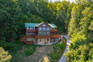 an aerial view of a large house in the woods at Sky View by American Patriot Getaways in Park Settlement