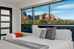 Postel nebo postele na pokoji v ubytování Sedona Shangri-La Estate 5BR Spa Sauna Views