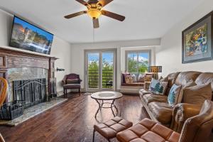 Χώρος καθιστικού στο Smoky Summit Sunsets by American Patriot Getaways