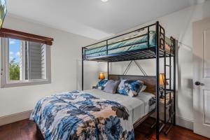 Ένα ή περισσότερα κρεβάτια σε δωμάτιο στο Smoky Summit Sunsets by American Patriot Getaways +54 φωτογραφίες