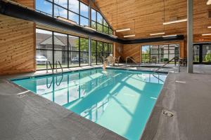 Πισίνα στο ή κοντά στο Smoky Summit Sunsets by American Patriot Getaways