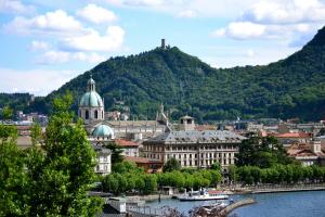 Blick auf eine Stadt mit einem Berg im Hintergrund in der Unterkunft La chiave di Volta in Como